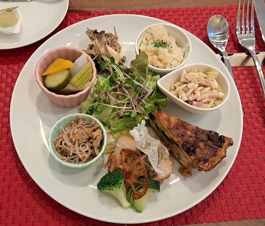piyo_chan_J's tweet photo. 柿崎のフォーブルでランチ☆初来店✨
メインはお肉をチョイス。お野菜多めの美味しいおかずがたくさん😀
駐車場から見た景色がステキ✨座る席によってはテーブルからも海が見えます🌊
#上越 #柿崎 #フレンチ #ランチ #フォーブル #FORBLE https://t.co/elUiD2r4hZ