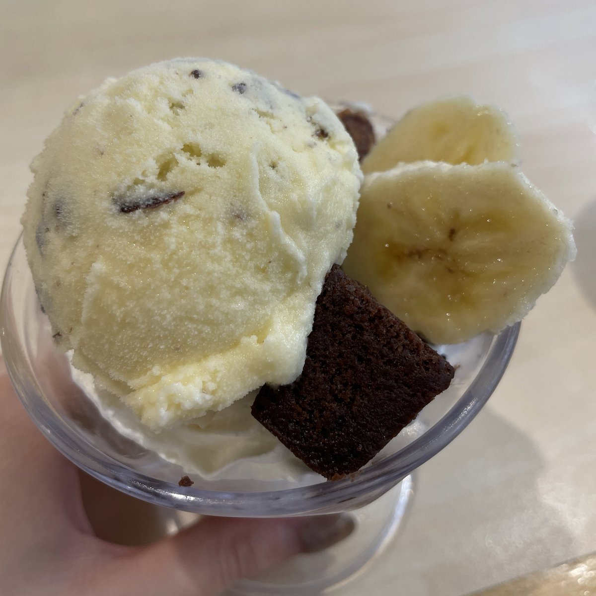 RINA___vlog's tweet photo. はま寿司のパフェ美味しかった🍌🍨✨ https://t.co/5Peq8nWroL