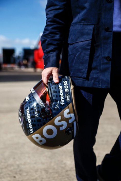 LluisMorel's tweet photo. Que pedazo de activación de Boss con @fernandoalo_oficial 
Pero a este tipo cuanto le deben pagar solo por llevar su patrocinio en el GP de 🇬🇧 esta semana?

 https://t.co/wX7WdkyKh1 https://t.co/X9mFyrb52A