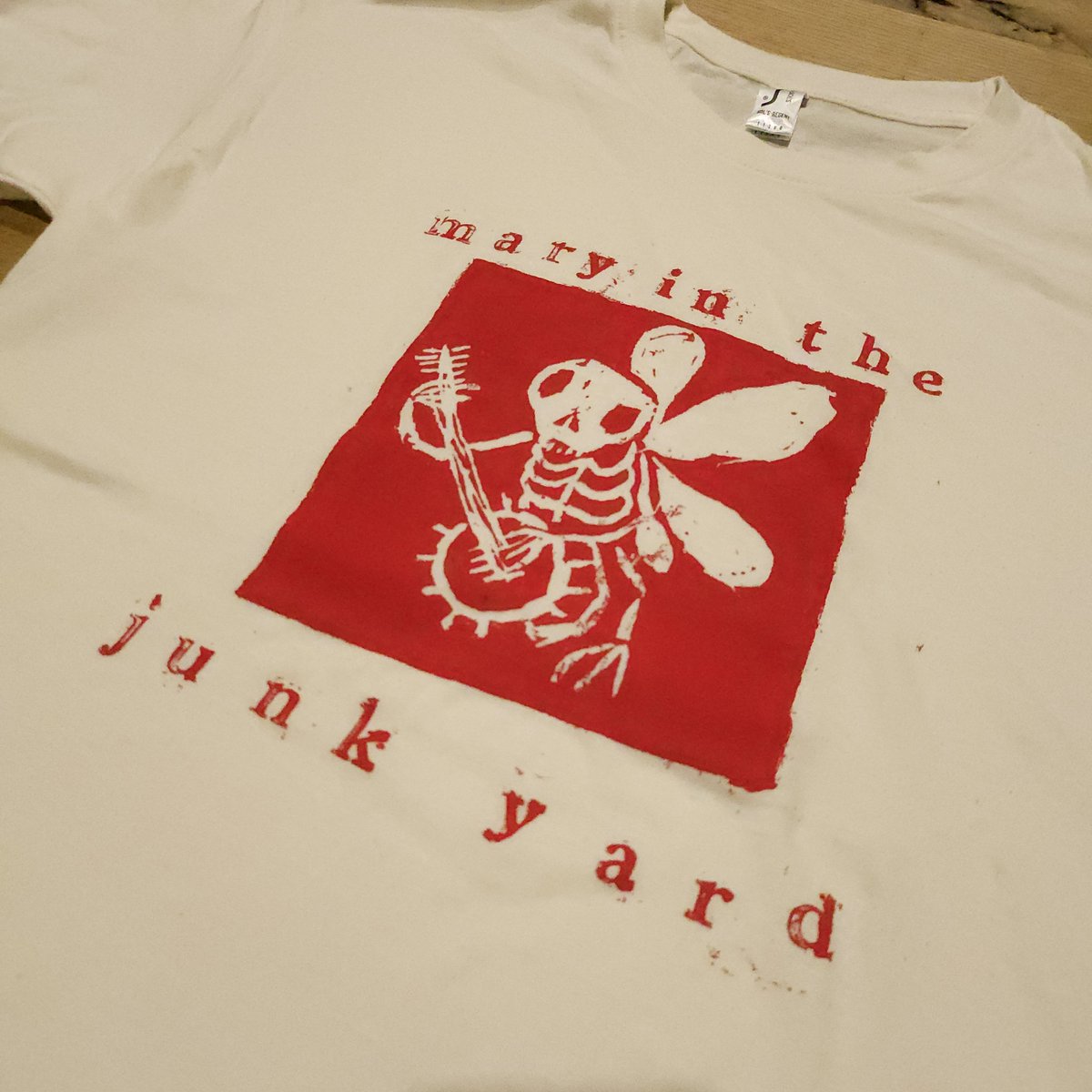 decomerch's tweet photo. 𝐌𝐚𝐫𝐲 𝐈𝐧 𝐓𝐡𝐞 𝐉𝐮𝐧𝐤𝐲𝐚𝐫𝐝 Bug merch! Printed with love by 𝐝𝐞𝐜𝐨.
Eco water-based screen print on SOL's Regent tees.

https://t.co/FUBEub1wyJ

#maryinthejunkyard #eco #screenprint #bandmerch https://t.co/oshq80Mj7x