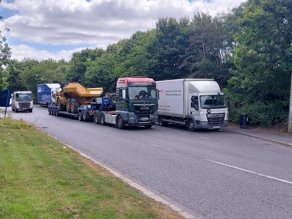 grahamdo's tweet photo. @Int_TyresLtd when the job is hard enough and you cant park in an abnormal load bay due to a 7.5t truck in the biggest services in the uk Cherwell valley services https://t.co/EZQ9RVJrcU