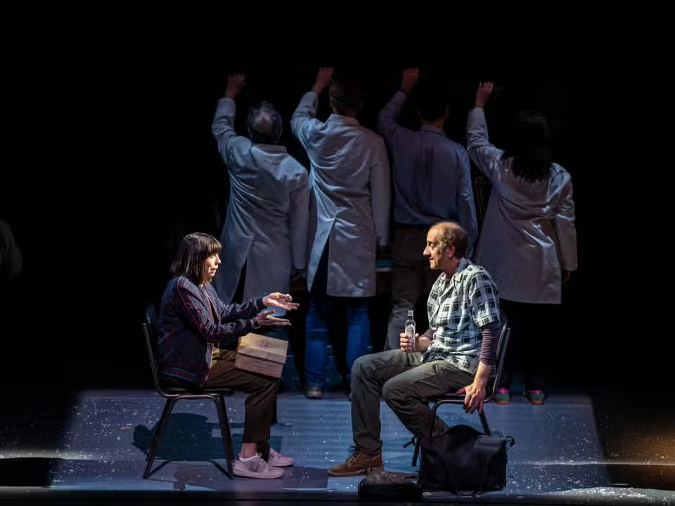 OneMinTheatre's tweet photo. Mnemonic @NationalTheatre goes to top of Best Value London shows at https://t.co/qonLeedTzv 5⭐️TimeOut: brain melting; Times: a masterpiece; FT, Stage. 4⭐️Standard: beautifully performed; WhatsOnStage, Telegraph. 3⭐️Guardian, i-news; 2⭐️Broadway World: predictable #theatre https://t.co/v6XlQlW2JZ