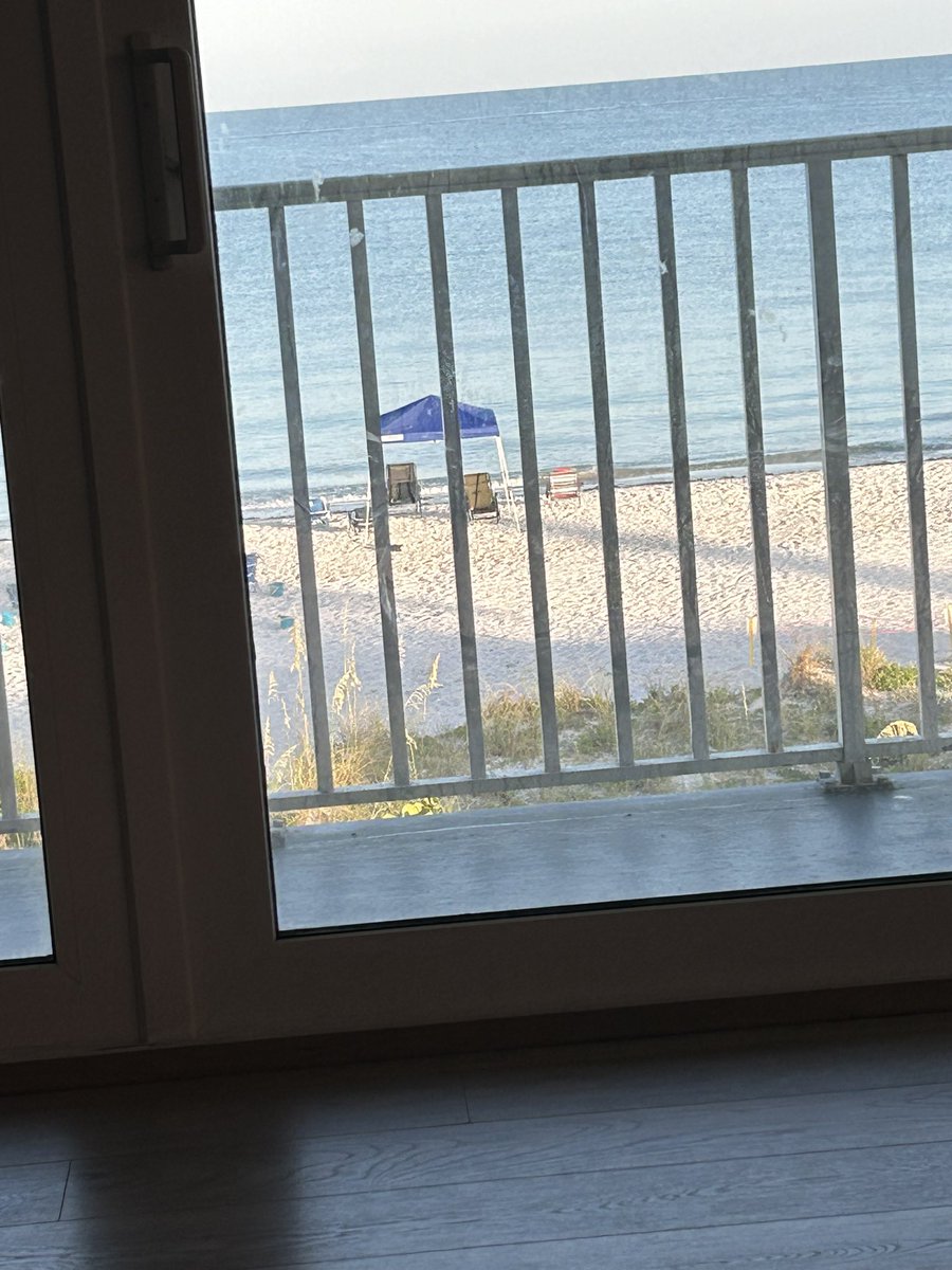 Alright all you dads on vacation this week, today is our Super Bowl! Are you set up early for that prime beach spot? 6:30 am set up here! Happy Independence Day! #vacationdad