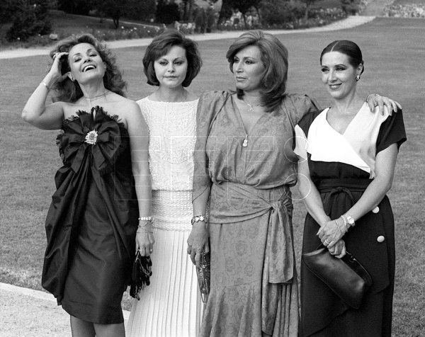 EFELafototeca's tweet photo. Carmen Sevilla, Rocío Dúrcal, Rocío Jurado y Concha Velasco posaban en los jardines del Palacio Real durante la recepción de los Reyes al mundo de la cultura y el espectáculo, el #4jul de 1984. #EFEfototeca https://t.co/6qmOigMeqM