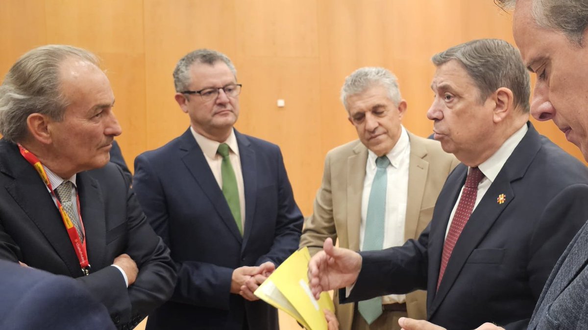 GVAagricultura's tweet photo. 🗒️ @AguirreLarrauri pide al ministro Planas que convoque de manera urgente la mesa de la sequía y rechaza la propuesta del MAPA sobre seguros agrarios

🔗https://t.co/wpggteYuhz https://t.co/6n0U1ML2Xb