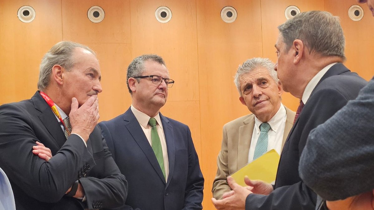 GVAagricultura's tweet photo. 🗒️ @AguirreLarrauri pide al ministro Planas que convoque de manera urgente la mesa de la sequía y rechaza la propuesta del MAPA sobre seguros agrarios

🔗https://t.co/wpggteYuhz https://t.co/6n0U1ML2Xb