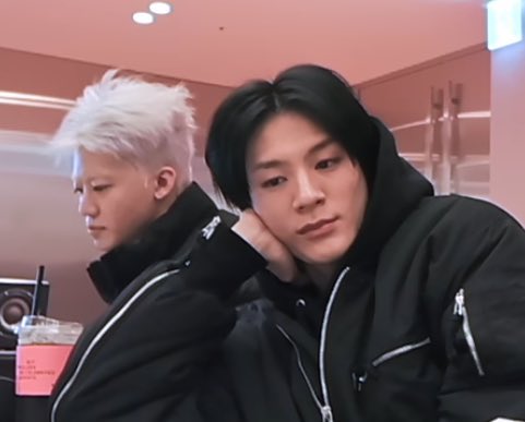 chupachupjn's tweet image. ‘ใครนัดประชุมเช้าวะ’

‘ก็เธอนั่นแหละ’

‘พูดดีๆอยู่ที่ทำงาน’

‘ครับหัวหน้า’