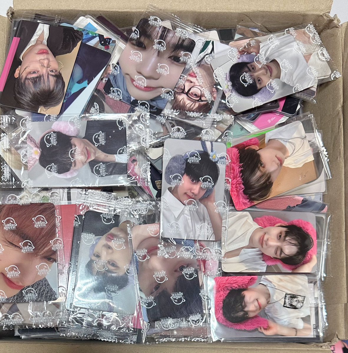 이제 포카 정리! 이게 몇천장이야🫠
바인더에 있는 것도 저케 1박스인데 
양도 올리기 귀찮은데 다 포마 보낼까🙄