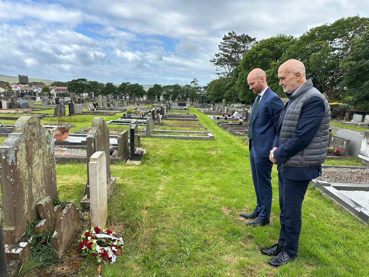 On the first stop of his official visit to the Isle of Man, Ambassador <a href="/InigoLND/">InigoLambertini</a>, together with the Consul of @ItalyinMCR Matteo Corradini, paid tribute at the graves of Italian citizens who perished while imprisoned on the Isle during WW2