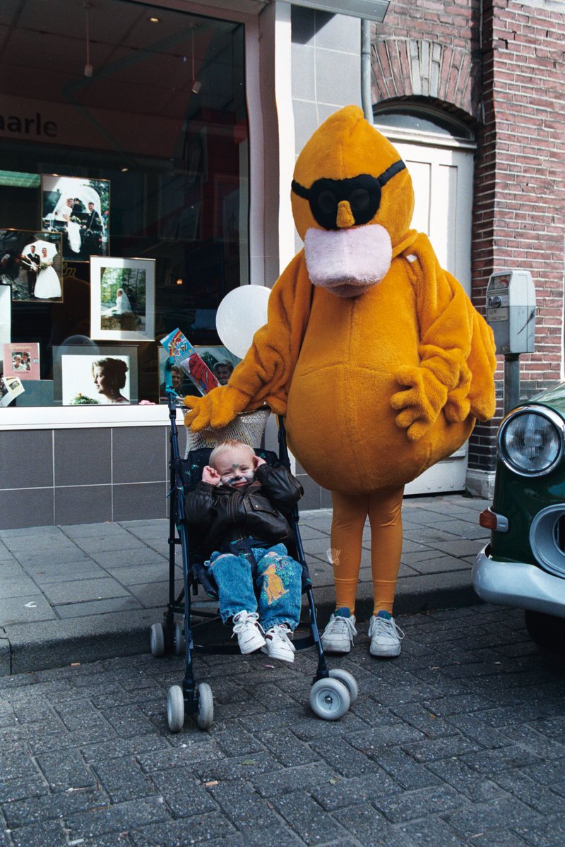 Kwak 🦆!  De mascotte Duck Rce van de vogeltjesmarkt gaat graag op de foto met voorbijgangers. Maar of zij er zelf ook zo blij mee zijn? #eend #collectievissen