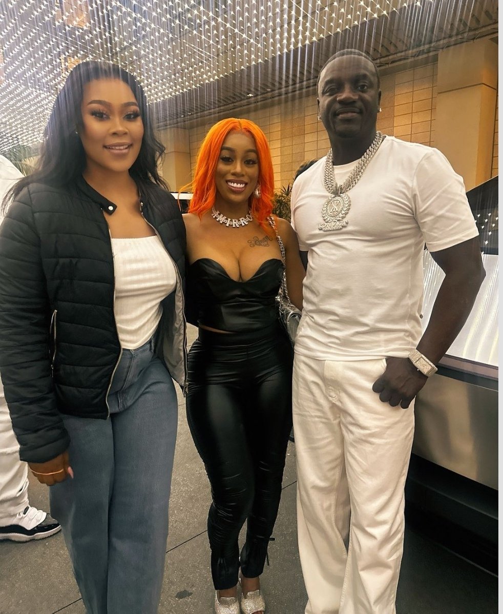 nobiechishyy's tweet photo. But on a serious note, lets discuss this. Why is it Winky D achipisa zvekudaro at a National Level but never goes international?? A mere  comedian, madam boss goes international first than Winky D who has been a Celebrity for about   2 decades if not more than. https://t.co/R64AcV7DAI