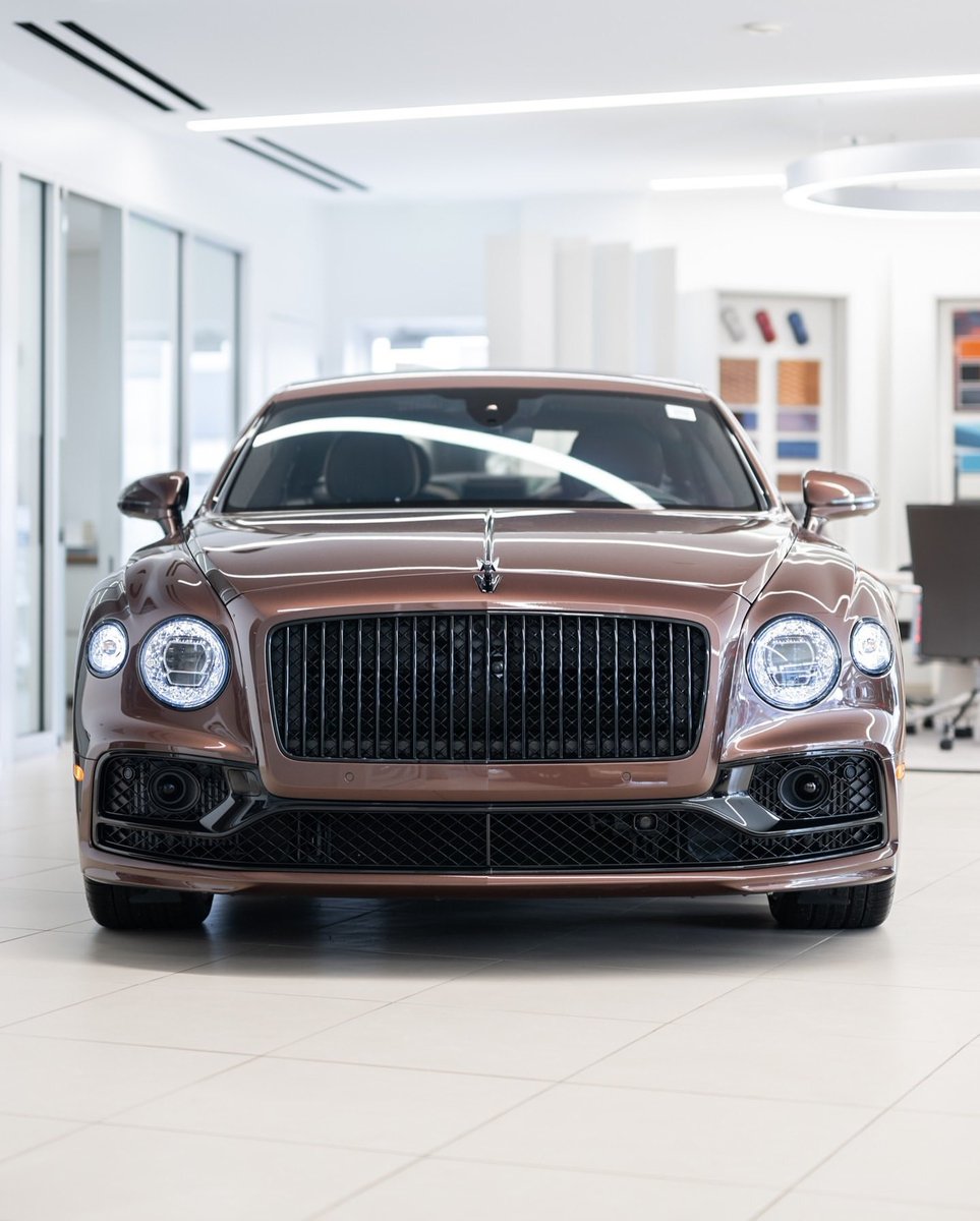 TailoredDriver's tweet photo. Presenting a bespoke Bentley Flying Spur from @millermotorcars. The exterior in Bronze and Camel interior blend together seamlessly. The 22" sports wheels in Pale Brodgar Satin exemplify distinctive style. 
📸 @carsthatlookneat 

#bentleymulliner #bentley #bentleybespoke https://t.co/Du2bYV3pnQ