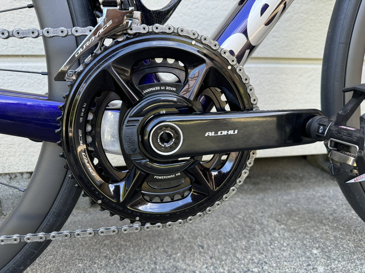 NTakke's tweet photo. デュラエースクランク+4iiiiパワーメーターから、Rotor ALDHUカーボンクランク+POWER 2 MAXパワーメーターに交換!半年待ってようやくR5が思い描いていたカタチになった! #POWER2MAX #RotorALDHUCARBON https://t.co/XLMaJyEyzV