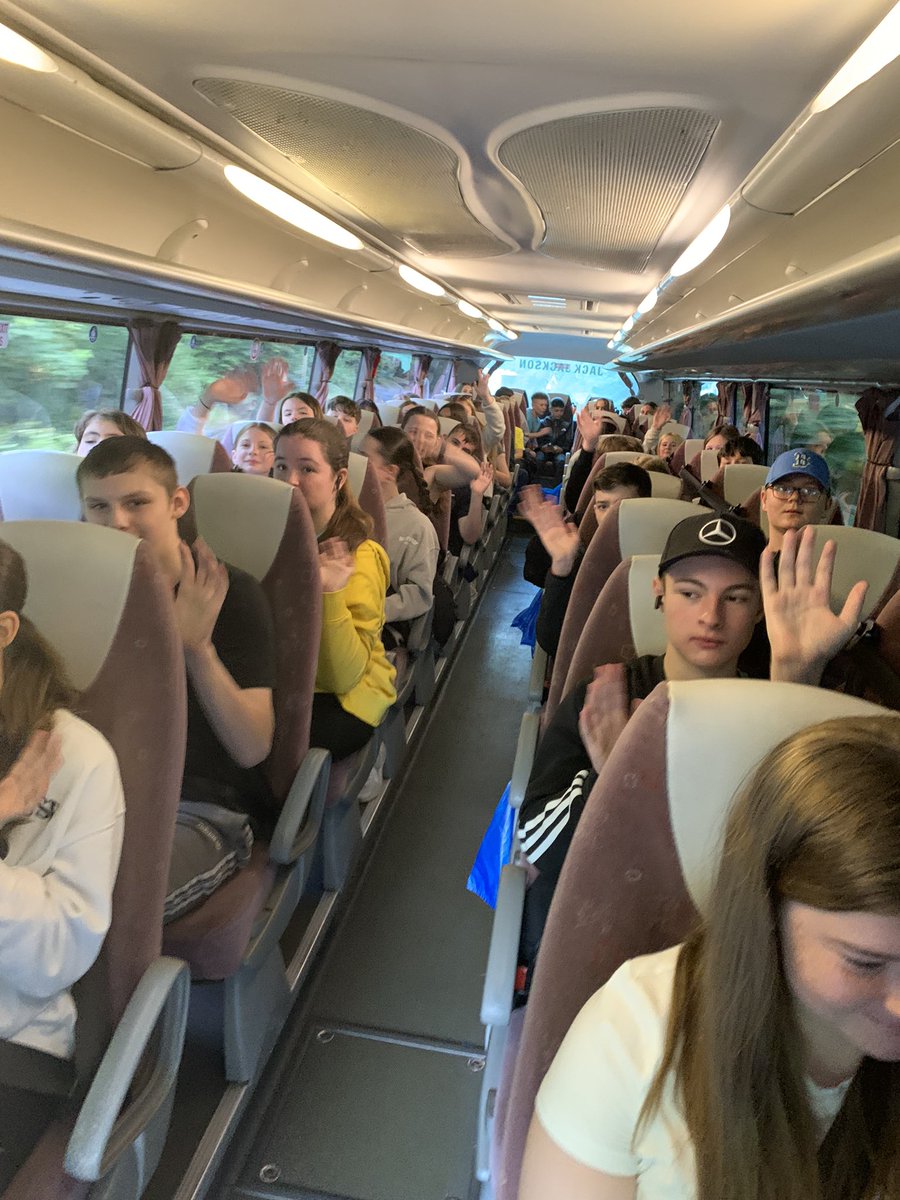 MrsPriceIHS's tweet photo. And we’re off!! Drayton Manor Park here we come ! https://t.co/6KPwskGxJ9