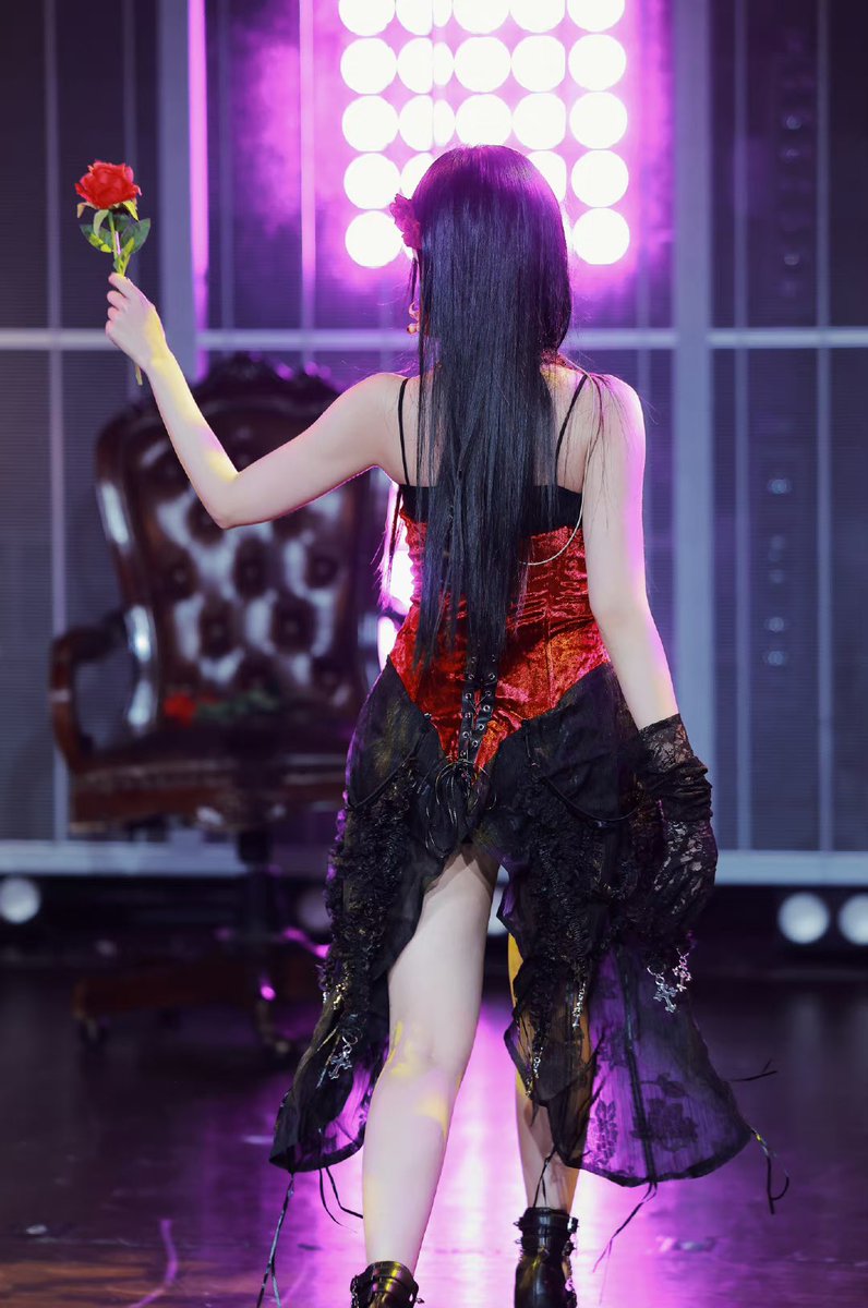 Ssy2036780's tweet photo. 生日環節
花園舞曲
由花園舞曲拉開了生日環節的序幕
帶領大家進入鍋的搖滾世界
鍋是一朵妖豔美麗的玫瑰🌹
穿梭在花花世界裡但竟是個渣女!!
Cr.星夜搖滾_刘增艳
#劉增艷 #LZY #LiuZengyan #teamSii #SNH48 https://t.co/F0HYrNTqiL