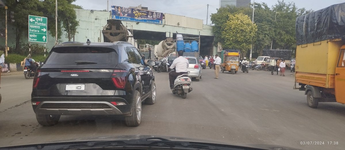 mandarrane's tweet photo. @CPPuneCity @PuneCityTraffic @punecitywatch this is an perfect example how the cops standing on the point &amp; nit performing his duty when the violator is right in front of him. And the cops feel proud catching innocent poor people. Radha chowk, balewadi. https://t.co/kerSJzucL1