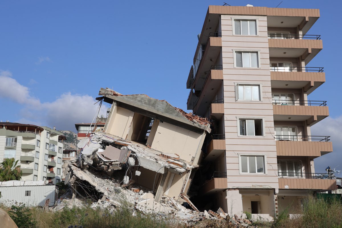 onedio's tweet photo. Hatay'ın Defne ilçesinde iş makinesiyle yıkımı gerçekleştirilen 6 katlı bina, yıkım esnasında yan tarafında bulunan az hasarlı binanın üzerine devrildi. https://t.co/sr2skleSrF