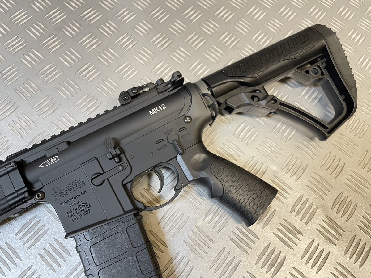 kinwa__official's tweet image. ー新製品情報ー

E&amp;amp;C社製 645E DDMK12 15インチ 電子トリガー搭載電動ガン　入荷

香港 E&amp;amp;C社より米 Daniel Defense社製「#DD #MK12」をモチーフに電子トリガー搭載 #電動ガン で再現

15インチ MFRタイプ M-LOKハンドガード新規設計し、刻印も再現

グリップもストックもちゃんとしてる😊

#サバゲー