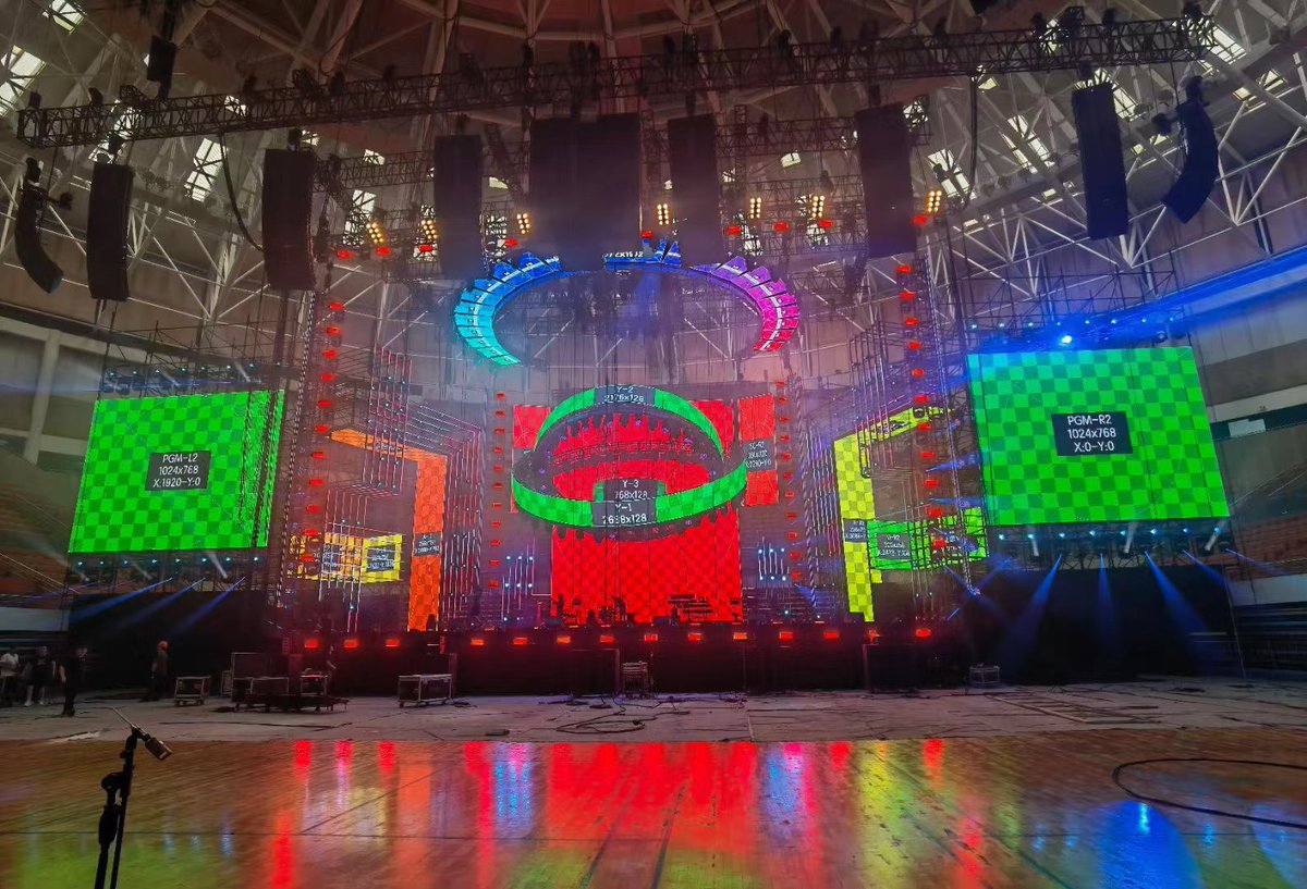 Victoria_Lee878's tweet photo. We are thrilled to announce that the Dicolor UT Series Outdoor Rental Transparent Screen, 316 square meters, played a crucial role in the success of the renowned singer Zhuang Xinyan’s tour in Shenzhen. 
#outdoorrental #stagerental #tour #stagedesign #ledtransparentscreen https://t.co/iBfblNM7bS