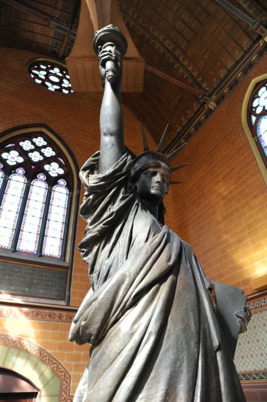 «Give me your tired, your poor,
Your huddled masses yearning to breathe free,
The wretched refuse of your teeming shore.
Send these, the homeless, tempest-tost to me…»
En cette année anniversaire du débarquement, longue vie à la nation de la liberté, de l’exil &amp; des sans-patrie.