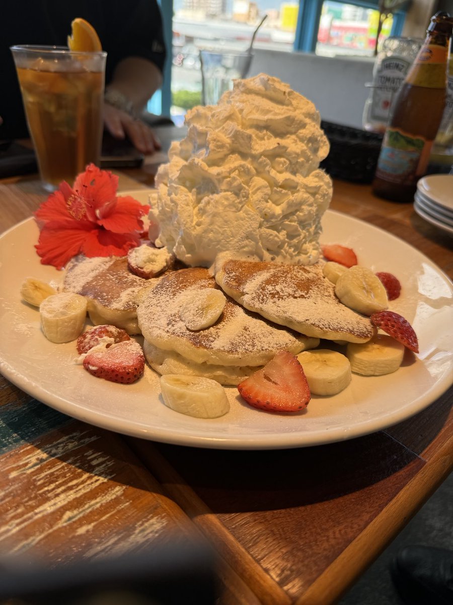 yukawareiko's tweet photo. 🙄‼️
これがパンケーキ🥞です。
ホイップクリームが入道雲みたいで、食べる前に尻込みしてしまいますけれど、10分も経たないうちに、たった4人でアッと言う間に空っぽのお皿になりました💨 https://t.co/QB58HLhbSo