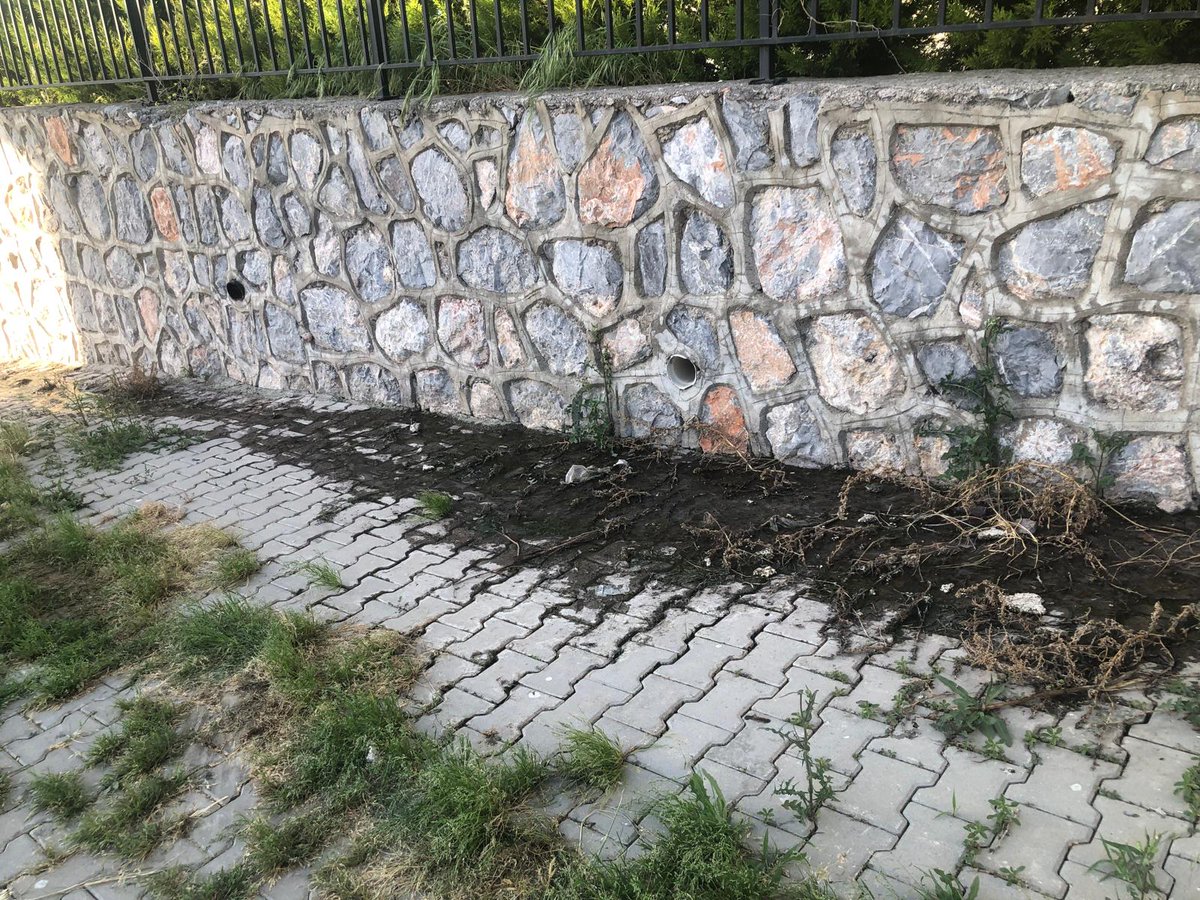 trk_kyn's tweet photo. 3 aydır komşunun bahçesinden sokağa lağım akıyor ve defalarca uyarmamıza rağmen, @menemenbelediye sine kayıt açmamıza rağmen değişen hiçbirşey yok Sokakta salgın hastalık çıktığı zamanmı?Müdahele edeceksiniz. Sağolsunlar belediye gelmiş kontrol etmiş!! @saglikbakanligi @tc_cimer https://t.co/jlSdkkXthQ