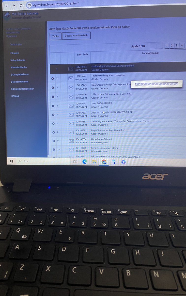 DYS'de okunmayı bekleyen 884 tane evrak ve açılmayan bir sistemm..