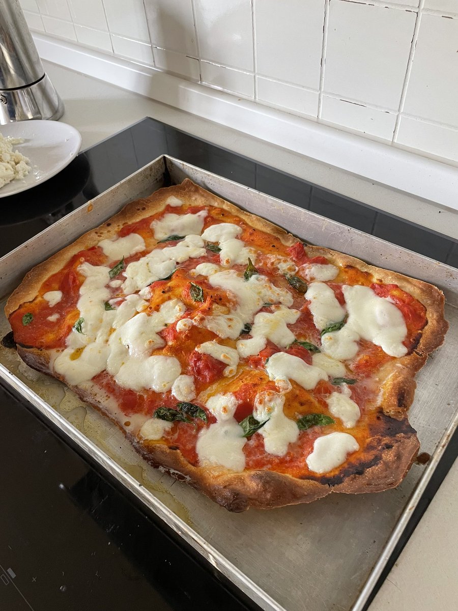 DholisticWay's tweet image. Just wanted to share this homemade sourdough pizza margherita 🍕 🇮🇹