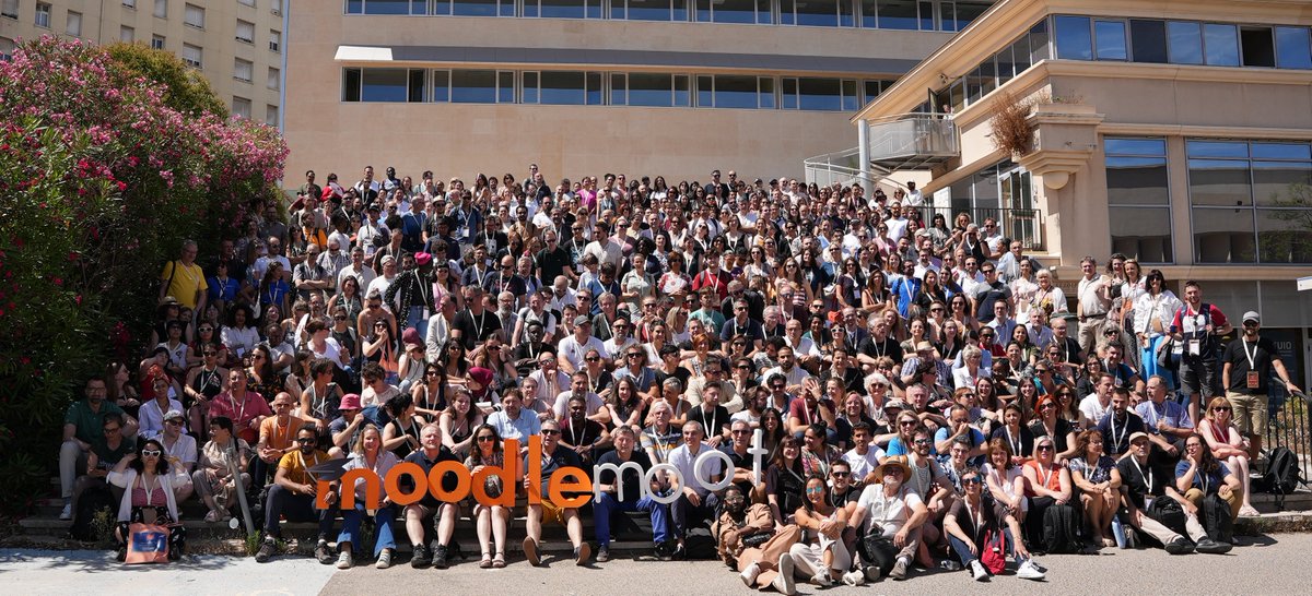 Dernier jour du #MootFR24 !  La traditionnelle photo de groupe pour immortaliser ces moments  incroyables de partage et d'apprentissage. Merci à tous les  participants, intervenants, partenaires et sponsors pour cette conférence mémorable ! 📸
