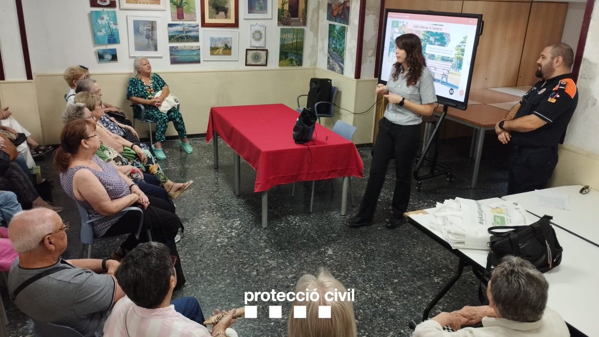 👵👴
Nova xerrada sobre els riscos de l'estiu per a la gent gran

🌡️💦🧰
La tècnica de #ProteccióCivil, Judit Lecue, va parlar ahir al Casal Cívic i Comunitari Sant Boi - La Muntanyeta sobre com combatre la calor, fer un bany segur, preparar un kit o actuar en cas d'emergència
