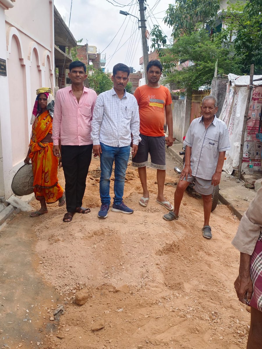 GirishP77105919's tweet photo. @DmSonbhadra महोदय नगर पालिका रावर्रटसगंज,वार्ड नंबर 19, गली नंबर 1 में सीसी रोड निर्माण कार्य में गिट्टी ( स्टोन ब्लास्ट) की जगह डस्ट डालकर कार्य कराया जा रहा है।जो मानकों की अनदेखी तथा गुणवत्ता पर बड़ा सवाल है। संज्ञान लेते हुए नगर पालिका में हो रहे विकास कार्यों की जांच कराएं https://t.co/0Wp60z94RQ