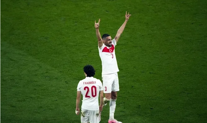 UEFA, UEFA Disiplin Yönetmeliği'nin 31(4) maddesi uyarınca Avusturya maçının ardından yaptığı el işareti nedeniyle Merih Demiral hakkında soruşturma başlattı. 

UEFA, soruşturmanın "uygunsuz davranış" iddiasıyla başlatıldığını duyurdu.

#sondakikahaber #UEFA2024 #soruşturma