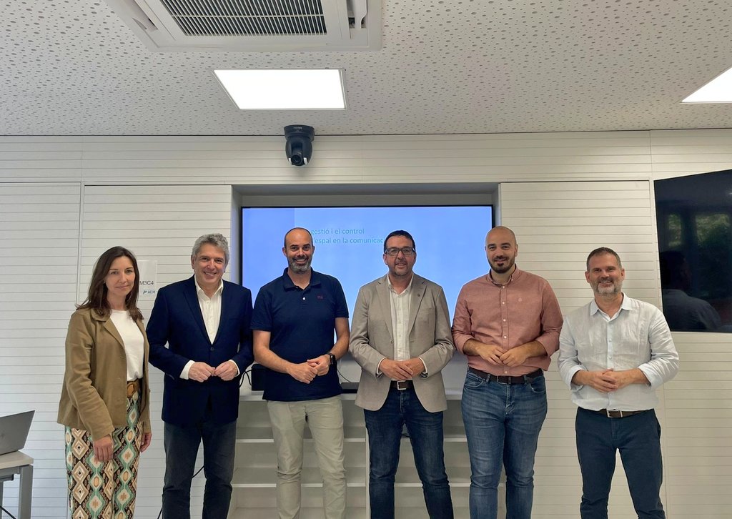 IMaigi's tweet image. Ahir dimecres, vam finalitzar un magnífic curs d&apos;habilitats comunicatives amb el gran mestre @joseppuigbo a l&apos;@ACMunicipis.
Un plaer poder compartir aquest aprenentatge amb alcaldes i alcaldesses del país.
#formaciócontinua
#Barcelona