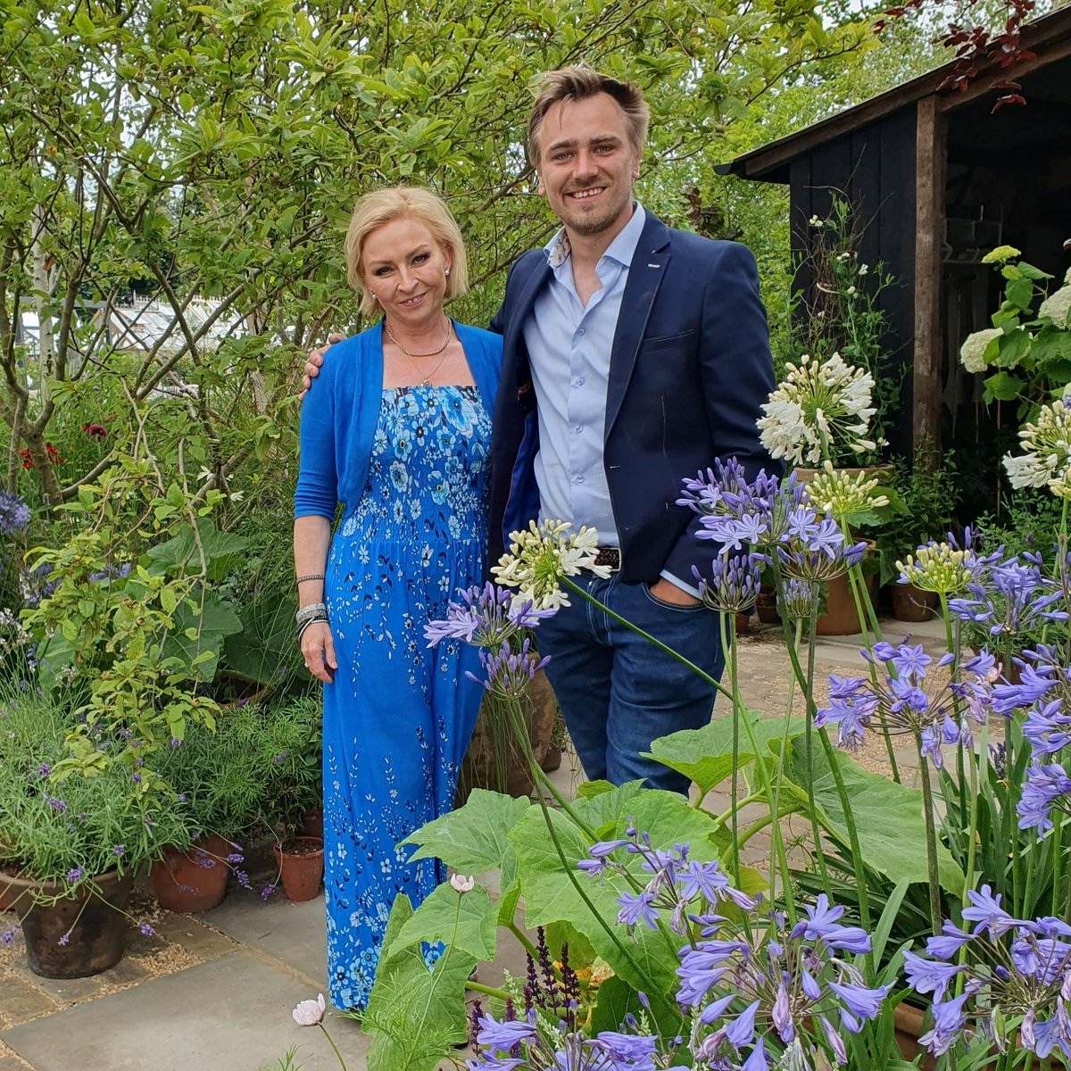 GWandShows's tweet image. If you're going to #RHSHamptonCourt, do call in at The Money-Saving Garden designed by @anyagardenfairy and @Gardener_jamie. It's a beautiful space created on a budget, and they'll both be on hand to have a chat. More details to follow tonight at 8pm on @BBCTwo 😎 #GardenersWorld