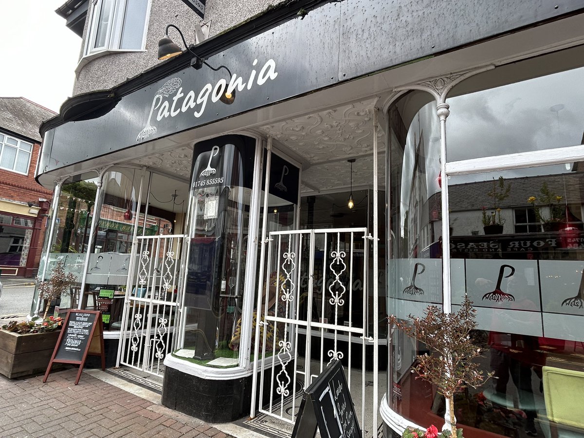 localdragons's tweet photo. What a lovely high street #prestatyn #denbighshire has! Great variety of shops, hairdressers, delis, salons, businesses, services, pubs & more! Keep it local! Keep it handy! #yourlocaldragon 🫶🏼 🏬 ❤️ https://t.co/8xTZ09tXpe