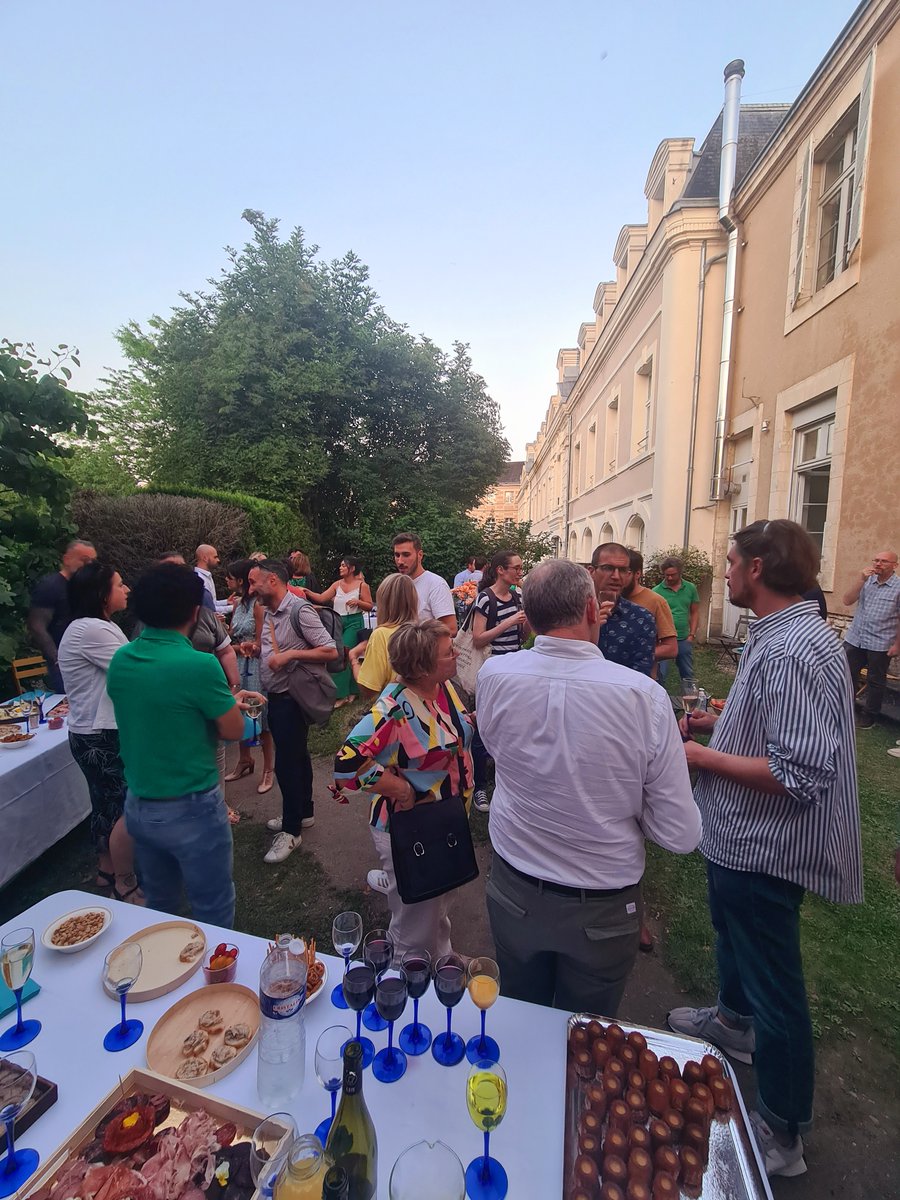 Le mardi 25 juin 2024, a eu lieu la traditionnelle Assemblée générale de Poitiers Le Centre au Tiers-Lieu des Feuillants pour débattre et échanger avec une volonté en commun de travailler ensemble afin de préserver le dynamisme du centre-ville de Poitiers  🎤📈🎄✨️