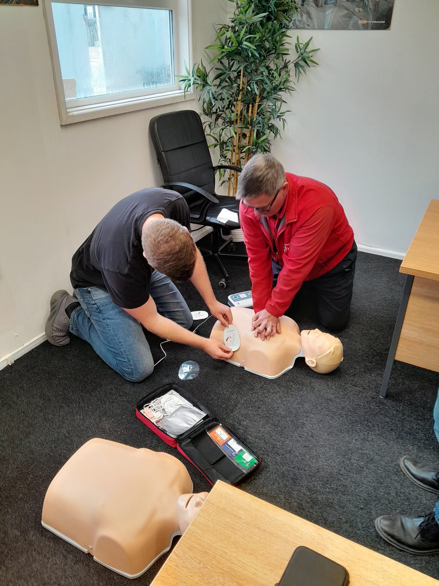 TrainingBAM's tweet image. Yesterday the team completed Emergency First Aid Training… yes, even our trainers need training! ⛑️

The course covered:
🔴 Role of first aiders
🔴 Life-saving procedures
🔴 Bloss loss and wounds
🔴 Medical Emergencies

Thank you Clint for making the course educational and fun!
