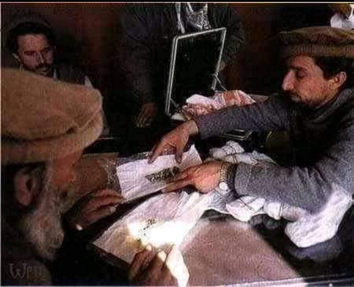 😱از کلاهت برایمان سرزمینی بُرون آر
مادرانی که بیمار نمی‌شوند
و دوستانی که کوچ نمی‌کنند
برایمان خانه‌هایی بُرون آر که جنگ نشانیشان‌ را نمی‌داند،
 ای جادوگر‌ از خرگوشها به ستوه آمدیم...😱😭😇
#محمود_درويش☘️