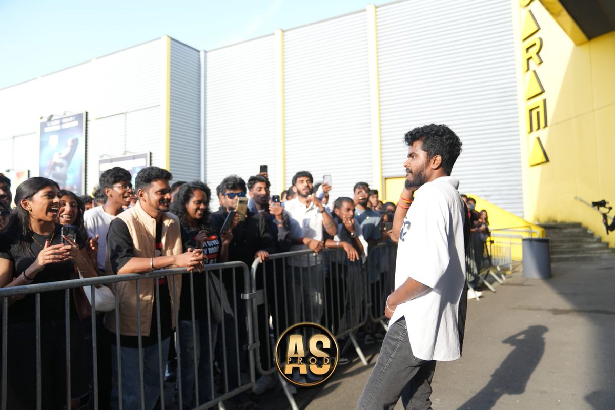 thisha_rramesh's tweet photo. •THANDAVAM GIRLS  on mission 📸🎥 when master @nareshdansic performs 🕺🏻at Thalapathy 50th birthday celebration and Pokkiri rerelease 

• @thandavamdancecrew @IceprodEU 

#thalapathy #goat #pokkiri #paris #trendingreels #nareshdansic https://t.co/0mXYvpF9mH