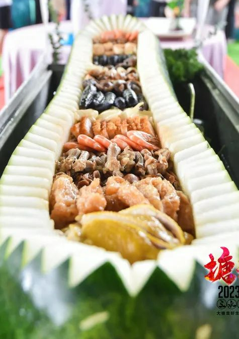 GBA_Foshan's tweet photo. #SavoringFoshan | 来一份佛山独有的黑皮冬瓜盅,清凉消暑开胃!The giant-sized black-skinned winter #melon, filled with chicken, seafood, shrimp, etc. With rich broth and sweet melon flesh, it’s cooling for the #summer heat. #FlavorsofChina #CityChina #CitywalkinChina https://t.co/8s03HFfflu