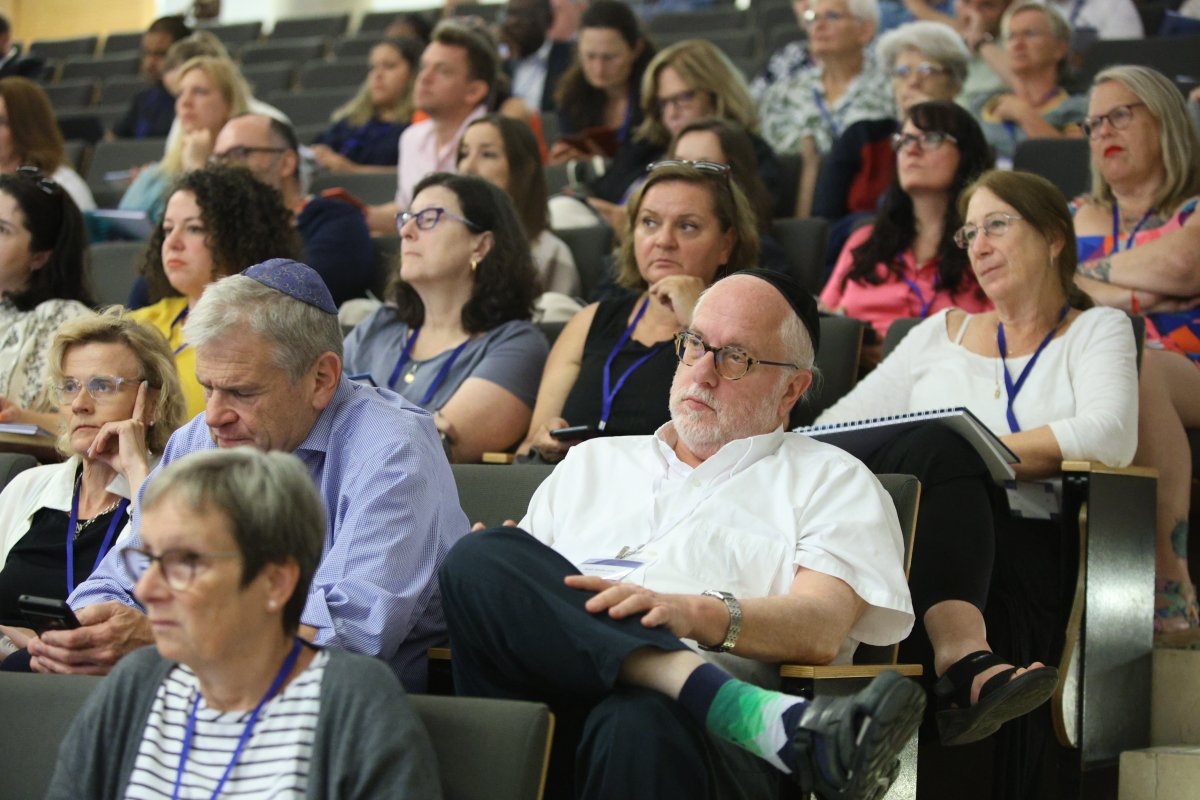 yadvashem's tweet photo. #YVeduConf
Jody Spiegel of @azrielifdn moderated a panel on Competing Memories  

The panel included:
Professor Havi Dreifus, Yad Vashem, @TelAvivUni
Dr. Roni Mikel-Arieli, @bengurionu
Paul Salmons, Curator, education consultant, Paul Salmon Associates UK, @p_salmons https://t.co/fGgOvk7H54