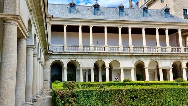 Buenos días ☀️
Te invitamos a disfrutar de un día inolvidable en #SanLorenzoDeElEscorial
Recorre el maravilloso Jardín de los Frailes 🌸 y explora el interior del Monasterio 🕍 donde descubrirás sus secretos, historia 👑 y cada uno de sus rincones.

¡Una experiencia perfecta 🤩!