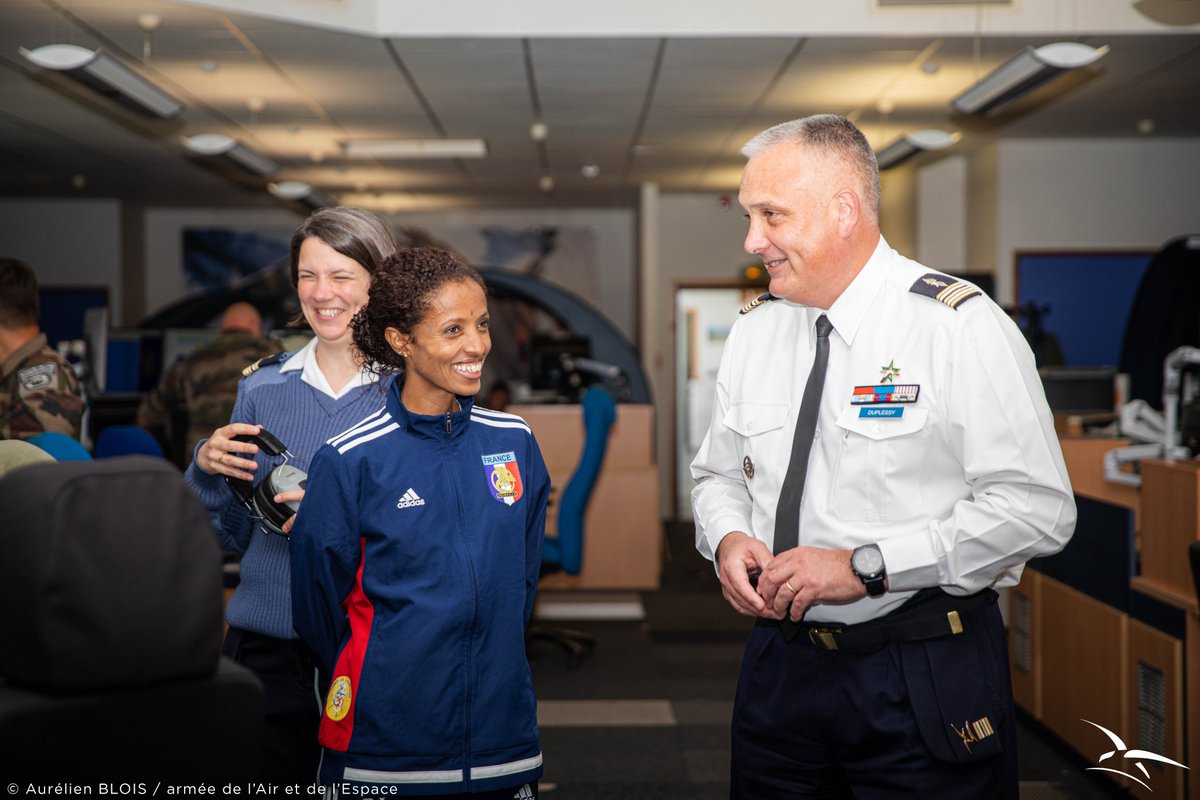 🎽 L'aviatrice Mekdes Woldu, athlète de l’équipe de France pour le marathon olympique de Paris 2024, est désormais marraine de la BA 705 de Tours ! Après une immersion enrichissante avec les contrôleurs aériens, en route vers la victoire le 11 août ! 🏃‍♀️