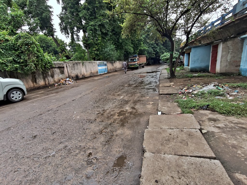 OdiyaCaptain's tweet photo. Dear @CMCCuttack , Kindly advise the Sweepers or the concerned Person to clear the Garbage lying on both sides of the Road from 3 days.....If it rains, everything will come down the Drain 
Place - Malgodown Overbridge Market Complex https://t.co/LXfNXaDk0L