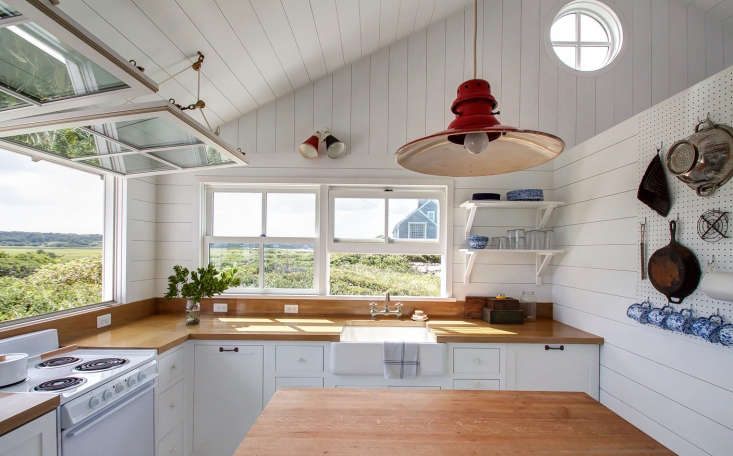 DustinMPeyser's tweet image. Kitchen of the Week: A Compact, Nautical Entertaining Kitchen on Cape Cod dlvr.it/T97qrv #KitchenoftheWeek #CapeCod #KitchenStorageOrganization #Kitchens