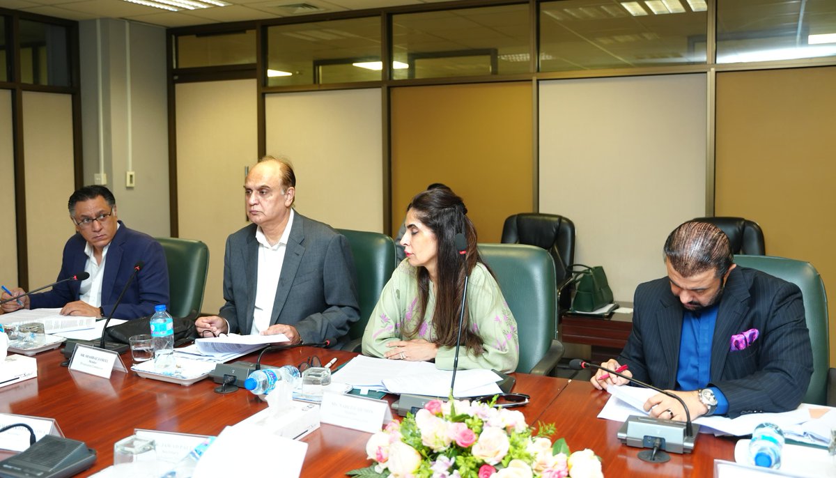 istehkamPK's tweet photo. وفاقی وزیرِ نجکاری و سرمایہ کاری بورڈ اور مواصلات عبدالعلیم خان کی زیرِ صدارت پرائیوٹائزیشن کمیشن بورڈ کا اجلاس، پی آئی اے سمیت مختلف اداروں کی نجکاری کی صورتحال پر غور و خوض