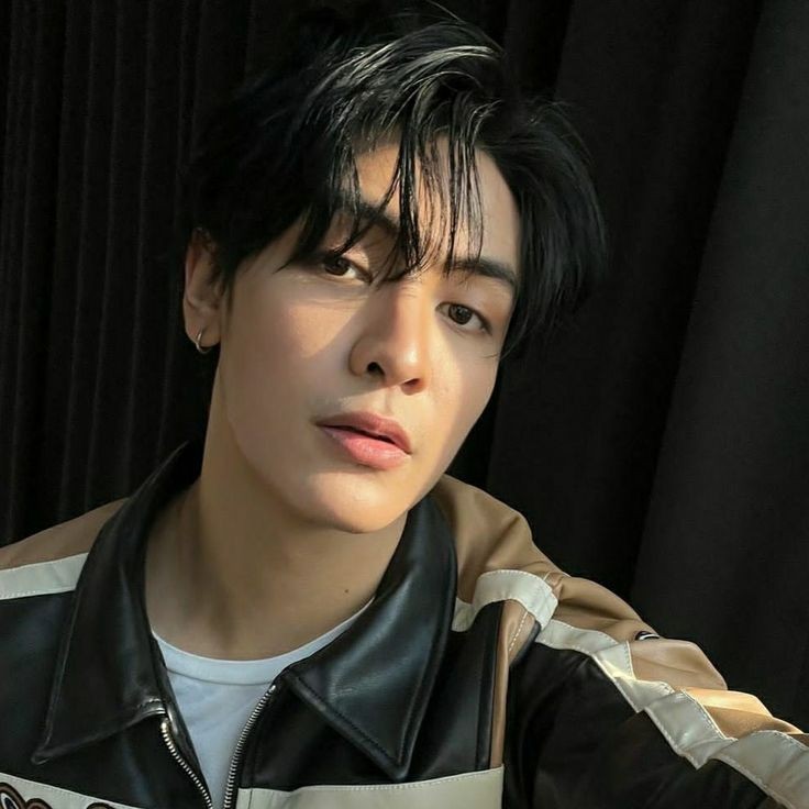 Starmyci's tweet photo. ARKASLR SU HERIFIN YAPTIKLARINI NE ZAMAJ UNUTTUNUZ AQ
Bunun bir tane annesiyle turkce şarkı söylediği bir video gördüm fan hesabı atmis. Bende yorum yazdım deprem zamanı yaptıklarıyla ilgili hatta bir kaç kişi daha gördü beğendi falan sabah bir kalktım TUM KARSIT YRMLARI SILMIS?? https://t.co/KXe1cbbzCT