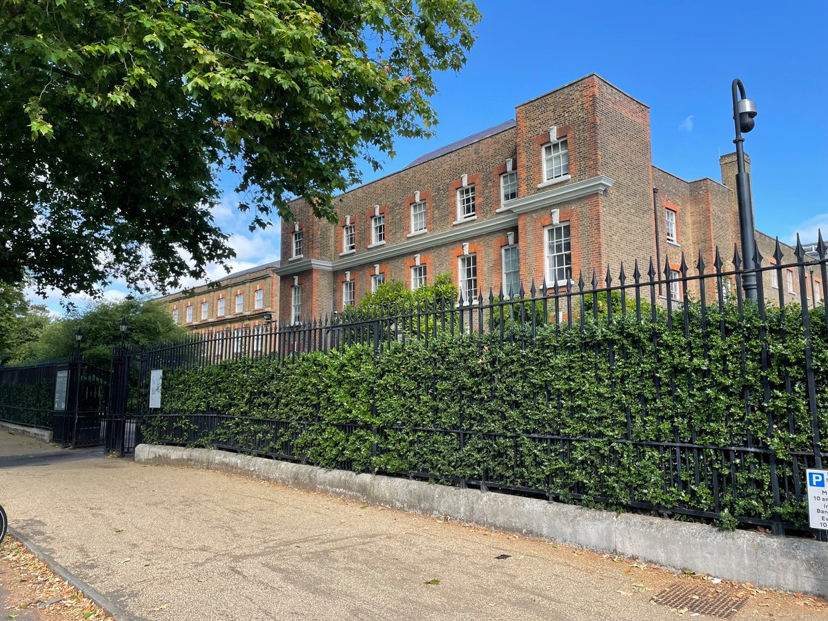 It’s a beautiful (and hope-filled) day in London - I’m so lucky to get to work in the amazing Kew herbarium every day, following in the footsteps of botanical giants #taxonomy #iamabotanist
