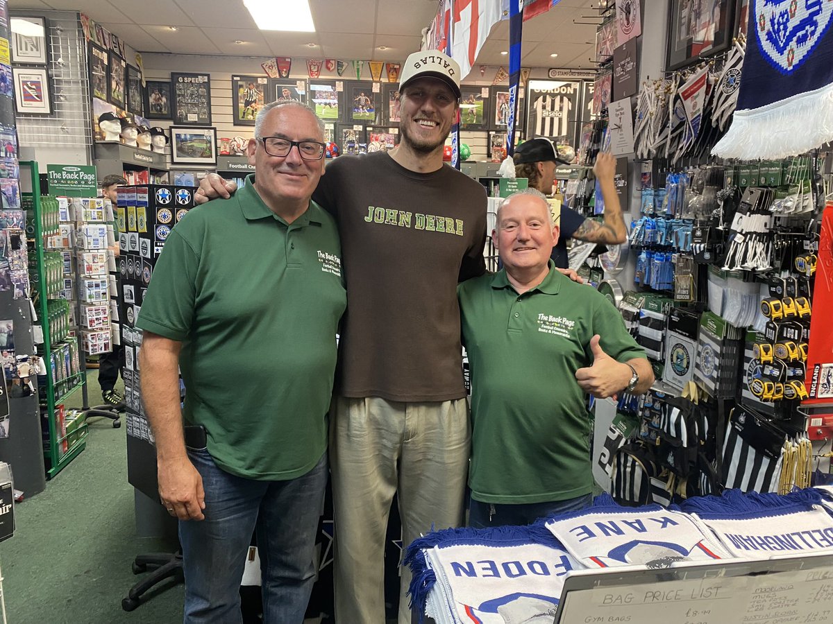 BackPageShop's tweet image. Dan Burn visits our Newcastle shop on St Andrews Street. Great Geordie lad, great player who should be in Germany right now. 🖤🤍⚽️🖤🤍⚽️