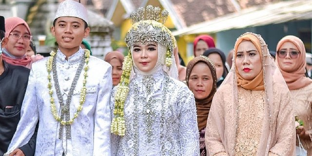 HabisNontonFilm's tweet photo. Masih inget kasus viral ibu kandung yang kepergok selingkuh sama suami anaknya? 

Ceritanya dibikin film.

Judulnya NORMA: ANTARA MERTUA DAN MENANTU. https://t.co/UxOLKLnX3Z